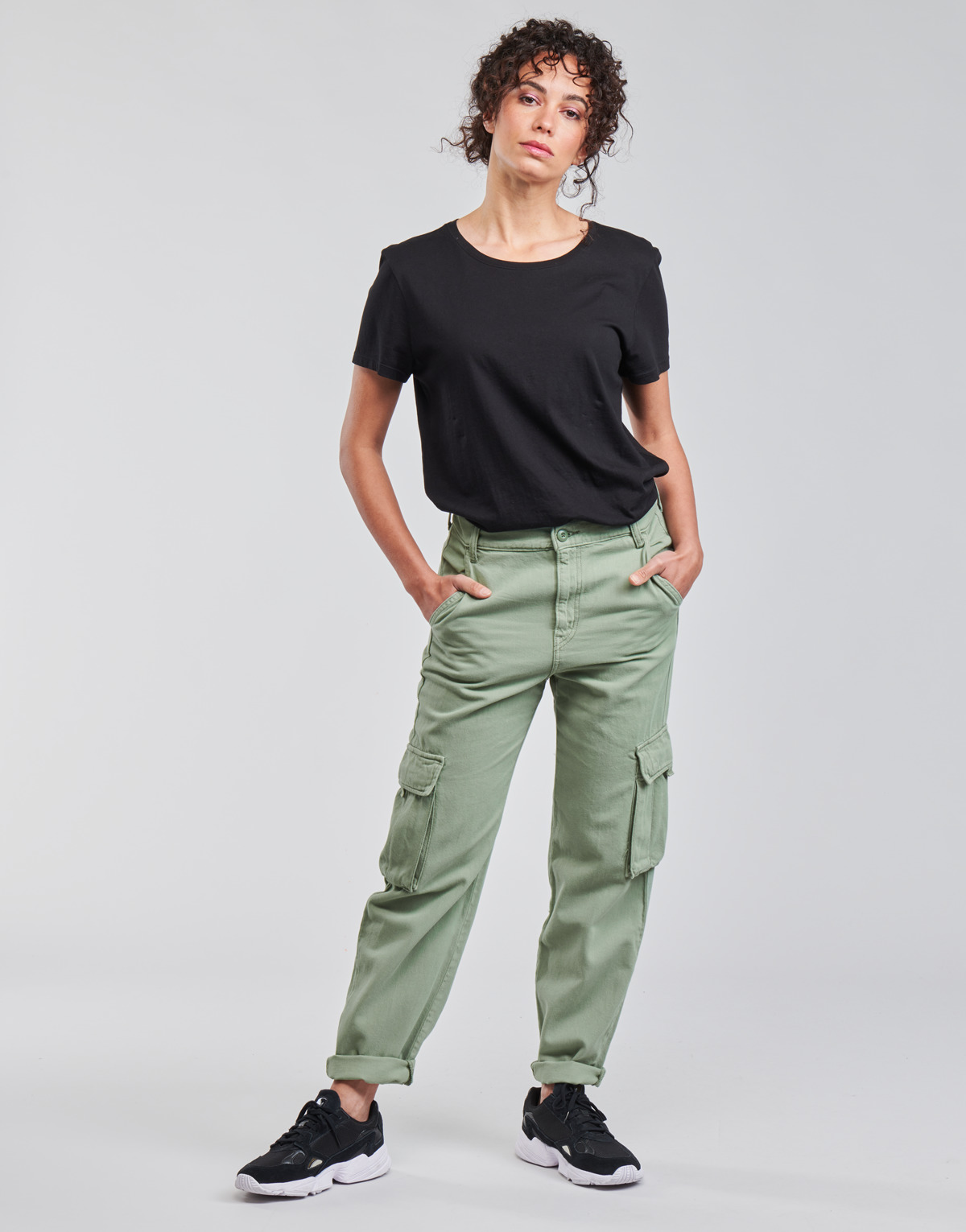 Odjeća Žene
 Cargo hlače Levi's LOOSE CARGO Siva / Zelena