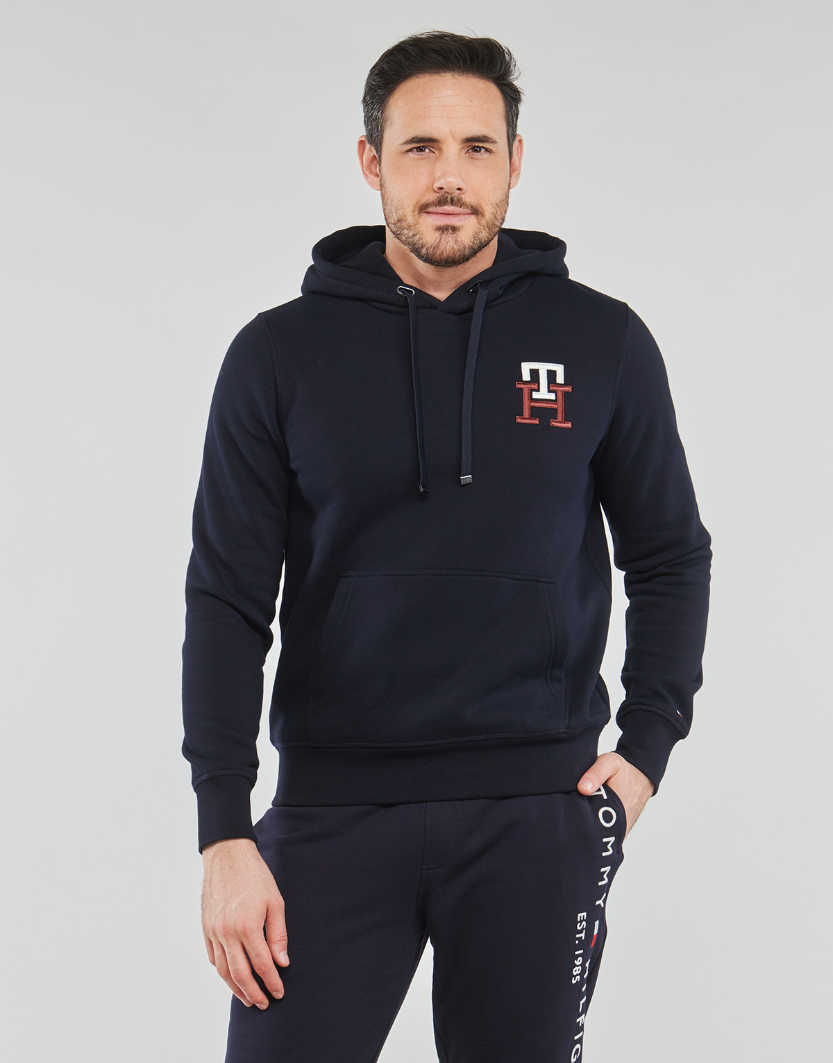Odjeća Muškarci
 Sportske majice Tommy Hilfiger ESSENTIAL MONOGRAM HOODY Tamno plava