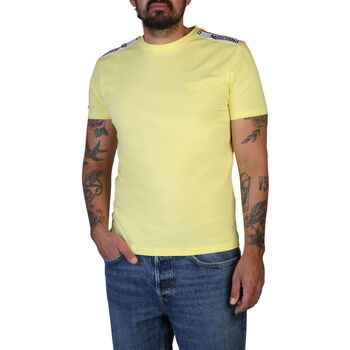 Odjeća Muškarci
 Majice kratkih rukava Moschino A0781-4305 A0021 Yellow žuta
