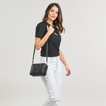 Calvin Klein Jeans RE-LOCK QUILT CAMERA BAG Crna