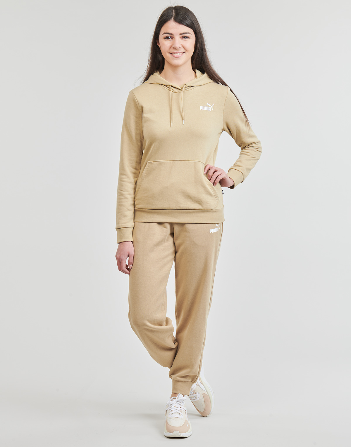 Odjeća Žene
 Donji dio trenirke Puma ESS+ SMALL LOGO HW COMFORT Camel